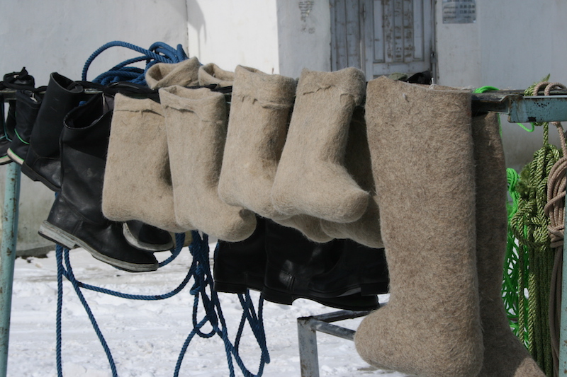 esposizione di stivali mongoli invernali nel mercato di Ulgii nella regione degli Altai