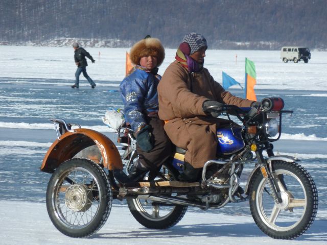 nomadi in moto alIce Festival in Mongolia con abiti invernali